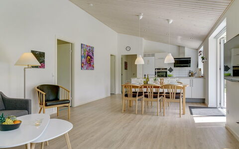 Alona - 250M from the Sea: Flooring, Hout, Verdieping, Interieur Ontwerp, Houten Vloer, Plafond, Huis, Meubilair, Keuken En Eettafel, Woonkamer