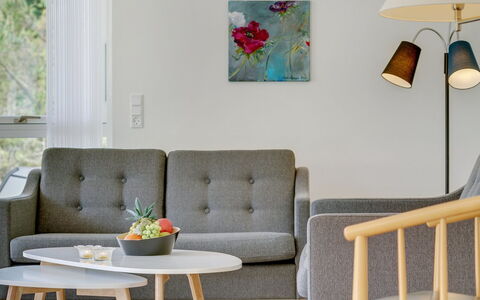 Alona - 250M from the Sea: Meubilair, Interieur Ontwerp, Flooring, Hout, Verdieping, Tafel, Huis, Woonkamer, Stoel, Kamer