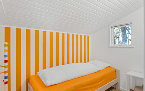 Gorm - 300M from the Sea: Interieur Ontwerp, Hout, Slaapkamer, Plafond, Bed, Verdieping, Huis, Bedding, Laken, Flooring