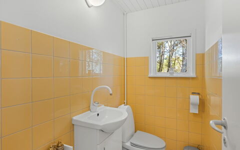 Gorm - 300M from the Sea: Loodgieterswerkinrichting, Flooring, Verdieping, Badkamer, Interieur Ontwerp, Wastafel, Kraan, Wastafel In De Badkamer, Loodgieter, Toilet