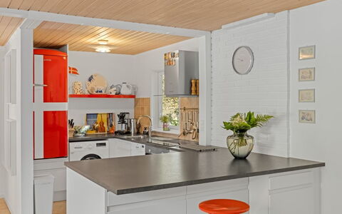 Gorm - 300M from the Sea: Keuken, Countertop, Flooring, Interieur Ontwerp, Hout, Cabinetry, Plafond, Toestel Van De Keuken, Meubilair, Major Appliance
