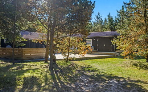 Gorm - 300M from the Sea: Boom, Hout, Huis, Huis, Land Lot, Verblijf, Schaduw, Garden Gebouwen, Tuin, Landscaping