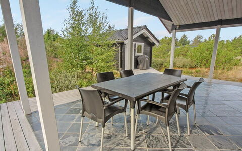 Lewe - 150M from the Sea: Blauw, Struik, Verblijf, Groundcover, Tuin, Landgoed, Schaduw, Landscaping, Boerderij, Eco Hotel
