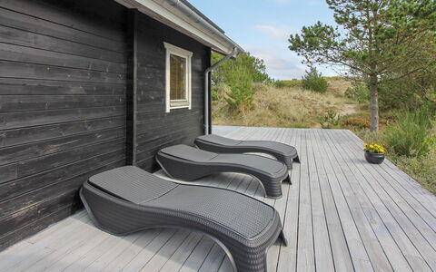 Lewe - 150M from the Sea: Blauw, Struik, Verblijf, Groundcover, Tuin, Landgoed, Schaduw, Landscaping, Boerderij, Eco Hotel