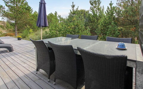 Lewe - 150M from the Sea: Blauw, Struik, Verblijf, Groundcover, Tuin, Landgoed, Schaduw, Landscaping, Boerderij, Eco Hotel