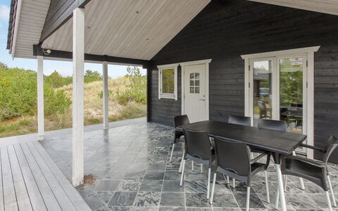 Lewe - 150M from the Sea: Blauw, Struik, Verblijf, Groundcover, Tuin, Landgoed, Schaduw, Landscaping, Boerderij, Eco Hotel