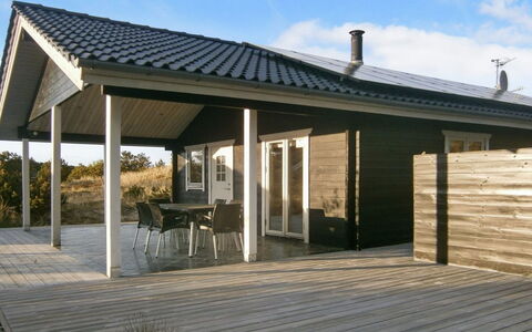 Lewe - 150M from the Sea: Blauw, Struik, Verblijf, Groundcover, Tuin, Landgoed, Schaduw, Landscaping, Boerderij, Eco Hotel