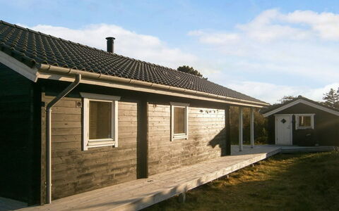 Lewe - 150M from the Sea: Blauw, Struik, Verblijf, Groundcover, Tuin, Landgoed, Schaduw, Landscaping, Boerderij, Eco Hotel