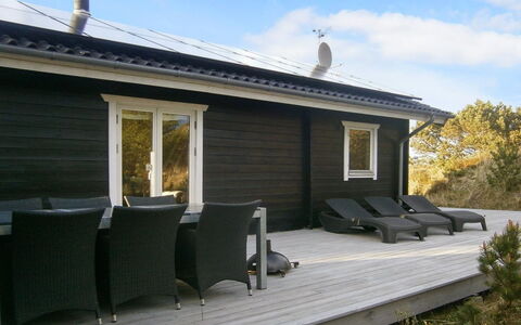 Lewe - 150M from the Sea: Blauw, Struik, Verblijf, Groundcover, Tuin, Landgoed, Schaduw, Landscaping, Boerderij, Eco Hotel