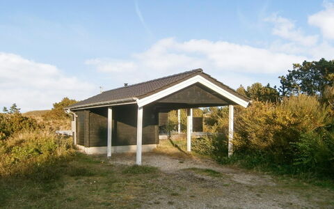 Lewe - 150M from the Sea: Blauw, Struik, Verblijf, Groundcover, Tuin, Landgoed, Schaduw, Landscaping, Boerderij, Eco Hotel