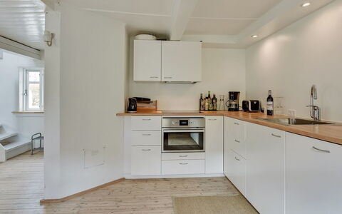 Gunulf - 150M from the Sea: Flooring, Countertop, Keuken, Interieur Ontwerp, Toestel Van De Keuken, Muur, Verdieping, Hout, Cabinetry, Major Appliance