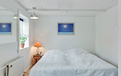 Gunulf - 150M from the Sea: Slaapkamer, Plafond, Bed, Verdieping, Interieur Ontwerp, Flooring, Laken, Bedding, Meubilair, Kamer
