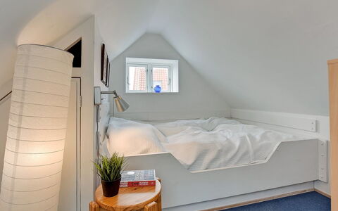 Gunulf - 150M from the Sea: Muur, Flooring, Interieur Ontwerp, Verdieping, Hout, Plafond, Slaapkamer, Meubilair, Bed, Kamer