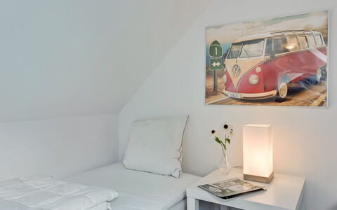 Gunulf - 150M from the Sea: Interieur Ontwerp, Verdieping, Bed, Meubilair, Slaapkamer, Flooring, Huis, Hoofdkussen, Kamer, Bedding