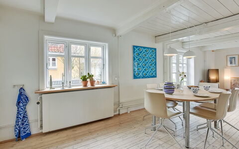 Gunulf - 150M from the Sea: Meubilair, Flooring, Interieur Ontwerp, Verdieping, Hout, Houten Vloer, Plafond, Tafel, Eetkamer, Appartement