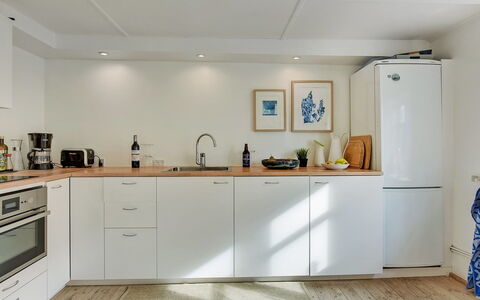 Gunulf - 150M from the Sea: Keuken, Toestel Van De Keuken, Countertop, Meubilair, Cabinetry, Flooring, Major Appliance, Interieur Ontwerp, Hout, Huishoudapparatuur