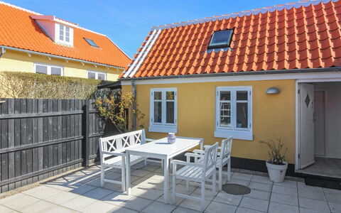Gunulf - 150M from the Sea: Huis, Huis, Dak, Deur, Samengesteld Materiaal, Schaduw, Verblijf, Landgoed, Werf, Veranda