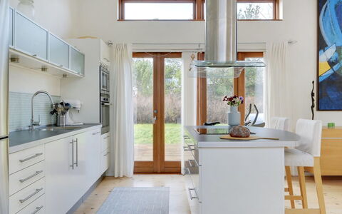 Esta - from the Sea: Keuken, Flooring, Meubilair, Interieur Ontwerp, Countertop, Toestel Van De Keuken, Verdieping, Cabinetry, Hout, Houten Vloer