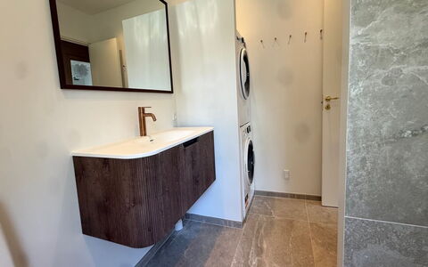 Kia - 80M from the Sea: Flooring, Hout, Verdieping, Loodgieterswerkinrichting, Badkamerkast, Interieur Ontwerp, Wasmachine, Badkamer, Loodgieter, Kraan