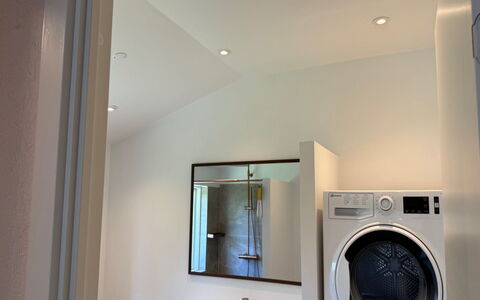 Kia - 80M from the Sea: Interieur Ontwerp, Muur, Plafond, Flooring, Verlichting, Verdieping, Lichte Inrichting, Kamer, Huis, Wasmachine
