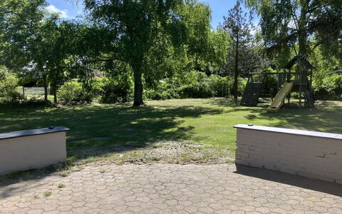 Kia - 80M from the Sea: Boom, Gras, Struik, Tuin, Land Lot, Schaduw, Gazon, Backyard, Landscaping, Werf