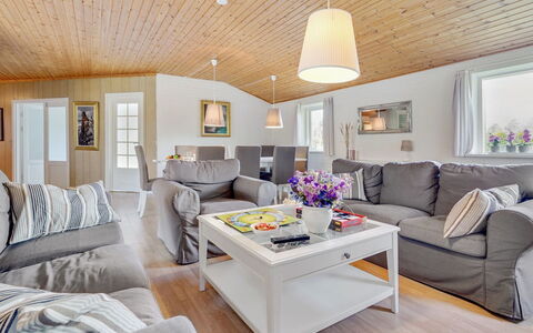 Kia - 80M from the Sea: Dak, Huis, Huis, Verblijf, Siding, Landgoed, Oprit, Garden Gebouwen, Werf, Schuur