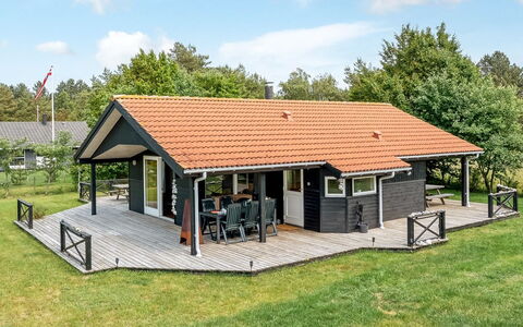 Allie - 150M from the Sea: Dak, Huis, Huis, Verblijf, Siding, Landgoed, Oprit, Garden Gebouwen, Werf, Schuur
