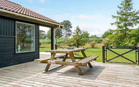Allie - 150M from the Sea: Dak, Huis, Huis, Verblijf, Siding, Landgoed, Oprit, Garden Gebouwen, Werf, Schuur