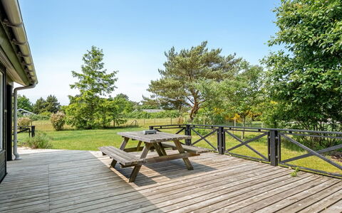 Allie - 150M from the Sea: Dak, Huis, Huis, Verblijf, Siding, Landgoed, Oprit, Garden Gebouwen, Werf, Schuur