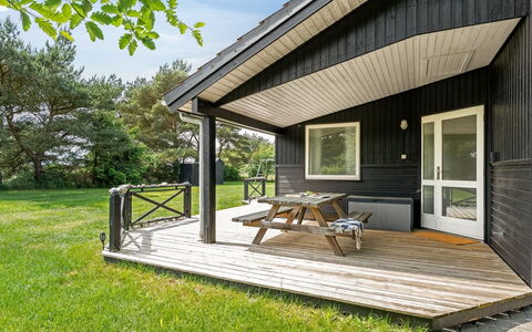 Allie - 150M from the Sea: Dak, Huis, Huis, Verblijf, Siding, Landgoed, Oprit, Garden Gebouwen, Werf, Schuur