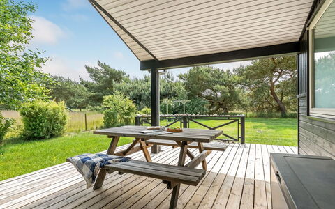 Allie - 150M from the Sea: Dak, Huis, Huis, Verblijf, Siding, Landgoed, Oprit, Garden Gebouwen, Werf, Schuur