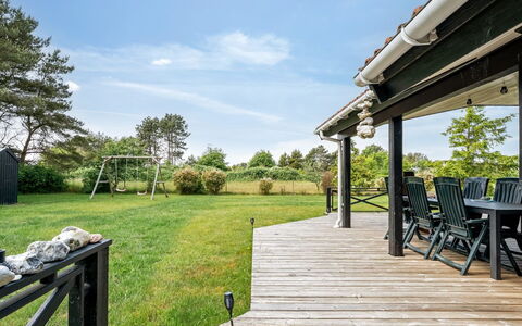 Allie - 150M from the Sea: Dak, Huis, Huis, Verblijf, Siding, Landgoed, Oprit, Garden Gebouwen, Werf, Schuur
