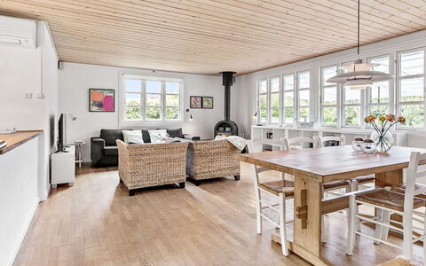 Skrolan - 200M from the Sea: Meubilair, Flooring, Interieur Ontwerp, Verdieping, Hout, Houten Vloer, Plafond, Tafel, Keuken En Eettafel, Woonkamer