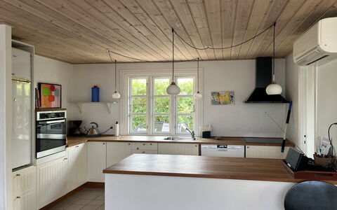 Skrolan - 200M from the Sea: Flooring, Keuken, Countertop, Interieur Ontwerp, Hout, Meubilair, Plafond, Verdieping, Lichte Inrichting, Houten Vloer