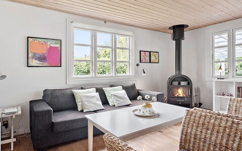 Skrolan - 200M from the Sea: Meubilair, Interieur Ontwerp, Flooring, Bankstel, Verdieping, Woonkamer, Hout, Kamer, Plafond, Tafel