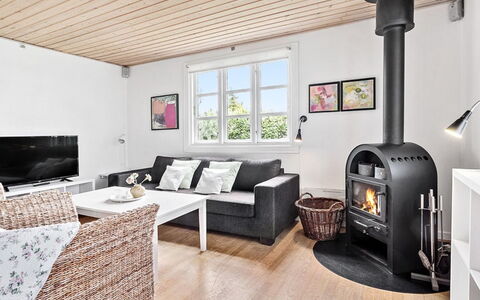 Skrolan - 200M from the Sea: Meubilair, Flooring, Interieur Ontwerp, Hout, Verdieping, Woonkamer, Plafond, Kamer, Bankstel, Huis