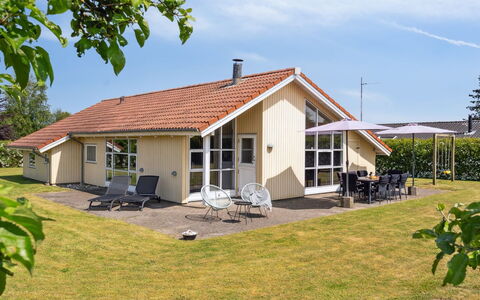 Wreth - 300M from the Sea: Blauw, Struik, Verblijf, Groundcover, Tuin, Landgoed, Schaduw, Landscaping, Boerderij, Eco Hotel