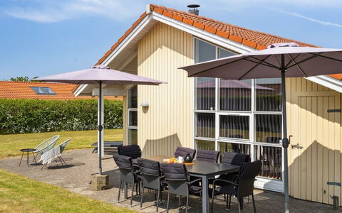 Wreth - 300M from the Sea: Blauw, Struik, Verblijf, Groundcover, Tuin, Landgoed, Schaduw, Landscaping, Boerderij, Eco Hotel