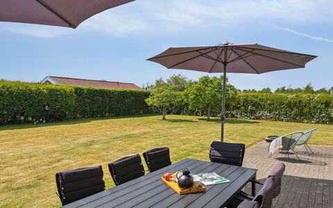 Wreth - 300M from the Sea: Blauw, Struik, Verblijf, Groundcover, Tuin, Landgoed, Schaduw, Landscaping, Boerderij, Eco Hotel