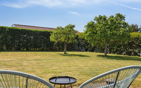 Wreth - 300M from the Sea: Blauw, Struik, Verblijf, Groundcover, Tuin, Landgoed, Schaduw, Landscaping, Boerderij, Eco Hotel