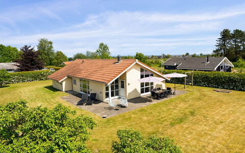 Wreth - 300M from the Sea: Blauw, Struik, Verblijf, Groundcover, Tuin, Landgoed, Schaduw, Landscaping, Boerderij, Eco Hotel