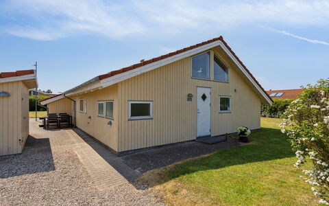 Wreth - 300M from the Sea: Blauw, Struik, Verblijf, Groundcover, Tuin, Landgoed, Schaduw, Landscaping, Boerderij, Eco Hotel