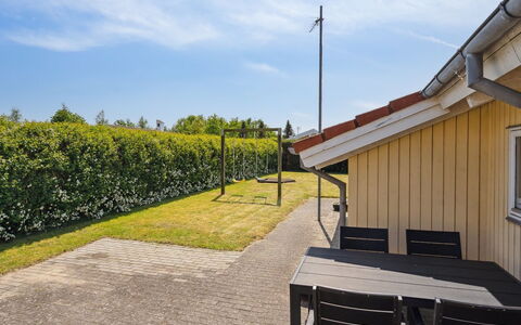Wreth - 300M from the Sea: Blauw, Struik, Verblijf, Groundcover, Tuin, Landgoed, Schaduw, Landscaping, Boerderij, Eco Hotel