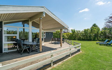 Kajana - 400M from the Sea: Blauw, Struik, Verblijf, Groundcover, Tuin, Landgoed, Schaduw, Landscaping, Boerderij, Eco Hotel