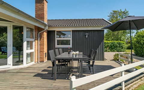 Kajana - 400M from the Sea: Blauw, Struik, Verblijf, Groundcover, Tuin, Landgoed, Schaduw, Landscaping, Boerderij, Eco Hotel