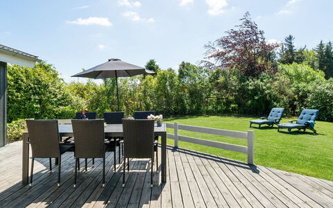 Kajana - 400M from the Sea: Blauw, Struik, Verblijf, Groundcover, Tuin, Landgoed, Schaduw, Landscaping, Boerderij, Eco Hotel