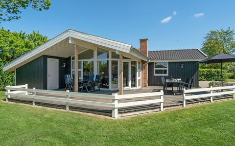 Kajana - 400M from the Sea: Blauw, Struik, Verblijf, Groundcover, Tuin, Landgoed, Schaduw, Landscaping, Boerderij, Eco Hotel