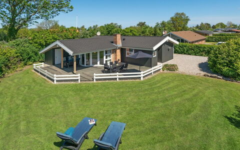 Kajana - 400M from the Sea: Blauw, Struik, Verblijf, Groundcover, Tuin, Landgoed, Schaduw, Landscaping, Boerderij, Eco Hotel