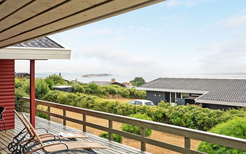 Miriam - 300M from the Sea: Dak, Huis, Land Lot, Huis, Verblijf, Landgoed, Garden Gebouwen, Schaduw, Blokhut, Landscaping