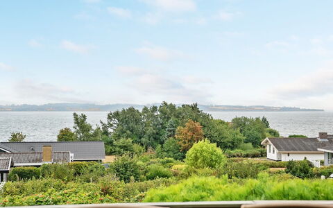Miriam - 300M from the Sea: Dak, Huis, Land Lot, Huis, Verblijf, Landgoed, Garden Gebouwen, Schaduw, Blokhut, Landscaping
